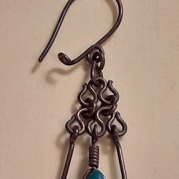 A687 earings. Green stone in each dangling ear - Picture 6 of 8